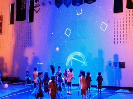 墙面投影互动砸球游戏-苏州好奇数字科技